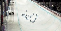 Слипперы выстроились в форме сердца при проезде по олимпийскому пайпу в Сочи.